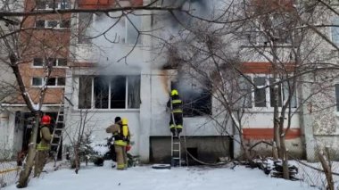 İtfaiyecinin biri caddedeki yıkık dökük bir evin molozlarını püskürtüyor. Geniş açı. Ivano Frankivsk 20 Aralık 2021 Ukrayna
