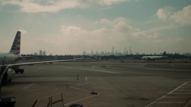 NY, ABD - 15 Mayıs 2021: LGA Uluslararası Havaalanı Kapısı 'ndaki uçak