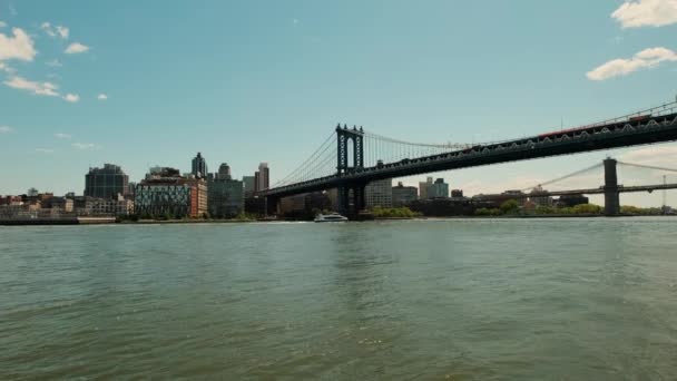 Weite Sicht auf die Washingtonbrücke in New York bei Sonnenuntergang. Kamera verschieben.. — Stockvideo