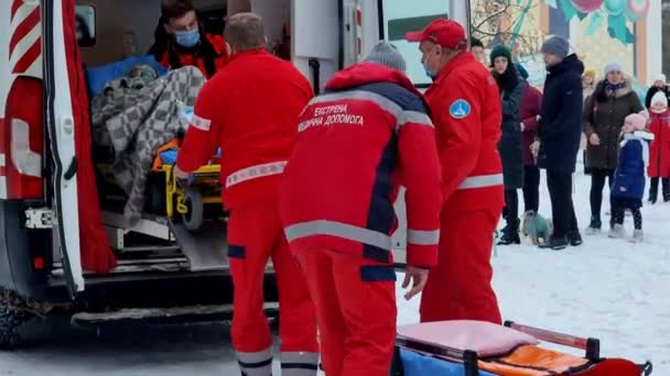 Team of Paramedics React Quick to Bring Injured Patient to Healthcare Hospital and Get Him Out of Ambulance. Ivano 28.12.2021 Ukraina — Video