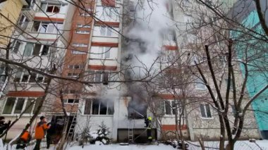 İtfaiyecinin biri caddedeki yıkık dökük bir evin molozlarını püskürtüyor. Geniş açı. Ivano Frankivsk 20 Aralık 2021 Ukrayna