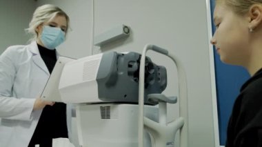 Göz doktoru hastaların gözlerini muayene eder ve sonra kameraya bakar. Geniş görünüm görüntüleri