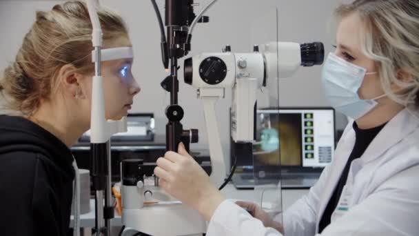 The ophthalmologist examines the patients eye and then looks into the camera. Close up footage — Wideo stockowe