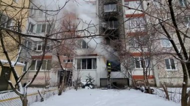 İtfaiyeci caddedeki yıkık dökük bir evin yanan molozlarını püskürttü. Geniş açı. Ivano Frankivsk 20 Aralık 2021 Ukrayna