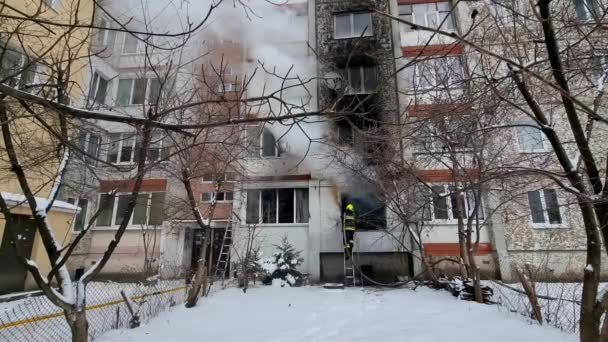 İtfaiyeci caddedeki yıkık dökük bir evin yanan molozlarını püskürttü. Geniş açı. Ivano Frankivsk 20 Aralık 2021 Ukrayna — Stok video