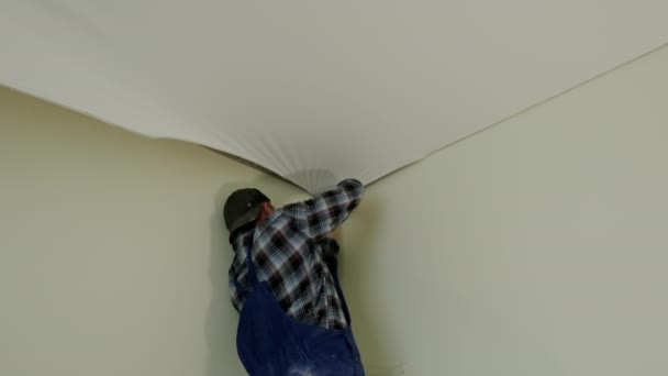 Amplias imágenes de los trabajadores estiran el techo tensado en la habitación — Vídeos de Stock