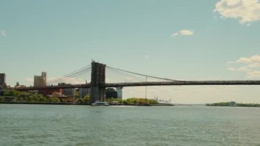 Günbatımında New York 'taki Brooklyn Köprüsü' nün geniş bir görüntüsü. Kamerayı taşı..
