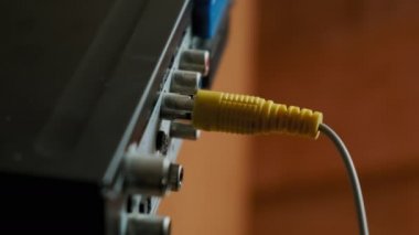 Erkek Eller RCA Kablolarını Evde Multimedya Elektronik Aygıta Çeker. Yakın çekim görünümü 