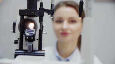 Göz doktorunun yakından bakışı hastaların gözlerini muayene eder.