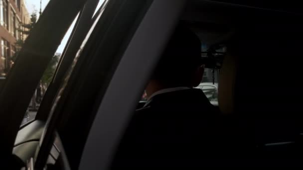 Businessman gets out of the car. Close up Rear view — Vídeo de Stock