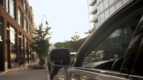 Ο επιχειρηματίας βγαίνει από το αυτοκίνητο. Ευρεία οπίσθια όψη — Αρχείο Βίντεο