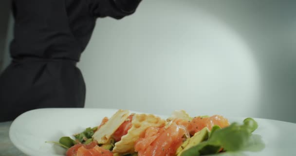 Primer plano de las imágenes de un hombre mano chef, prepara una ensalada de mariscos y verduras — Vídeo de stock