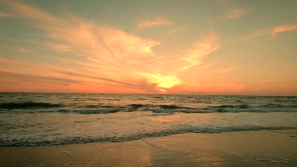 Plan ultra large du lever du soleil de mer dramatique. Mouvement lent du ciel brûlant et des vagues dorées brillantes. — Video