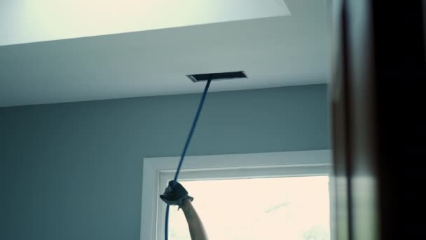 Home Duct Cleaning Services, ventilation renare man på jobbet med verktyg. Slow motion-film — Stockvideo