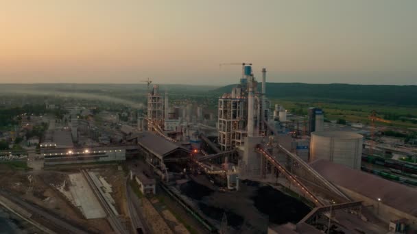 Veduta aerea di cementificio con alta struttura di fabbrica nella zona di produzione industriale di notte con le luci accese. — Video Stock