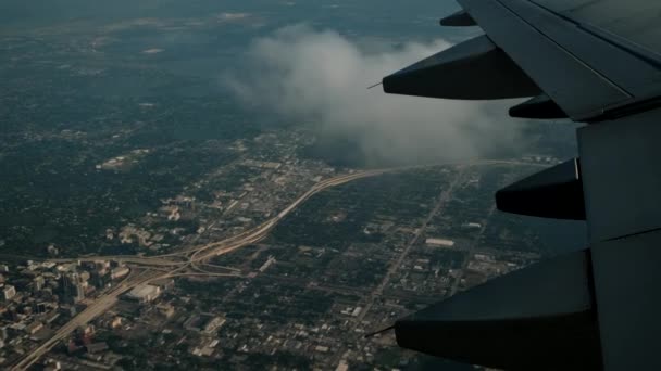 Bulutların üzerinde uçan bir uçağın kanadı. Uçağın penceresinden bak. Kapat. — Stok video