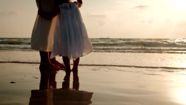 해 가 지면 엄마와 딸 이 함께 해변에서 노는 모습, 클로즈업 장면 — 비디오