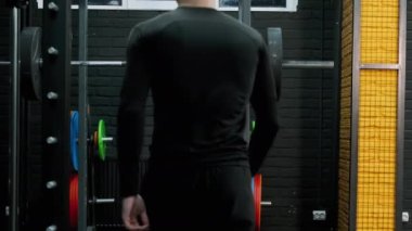 Spor salonundaki egzersizi yapmak için halterciye yaklaşır.. 