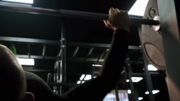 Vista de perto do homem Fit levantando sinos no ginásio. — Vídeo de Stock