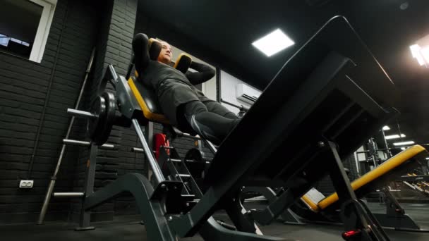 Athletic man performs exercises with a barbell in gym. — Stock Video