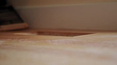 Kapatın. Ev Hortumu Temizleme Servisi, havalandırma temizleyicisi yerde aletle çalışıyor. Yavaş çekim görüntüleri