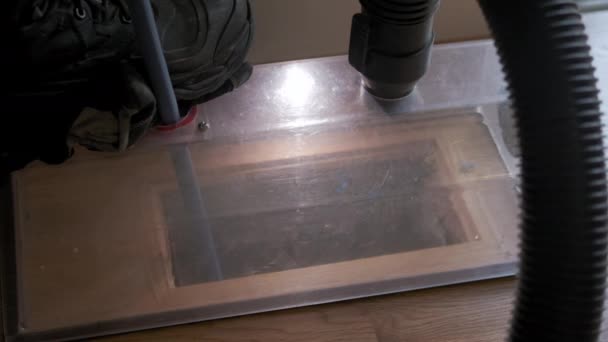 Ovanifrån av Home Duct Cleaning Services, ventilation renare man på jobbet med verktyg på golvet. Slow motion-film — Stockvideo