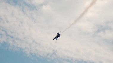 Jet Fighter şehrin üzerinde uçuyor, Hava Kuvvetleri Ordusu. Yavaş çekim