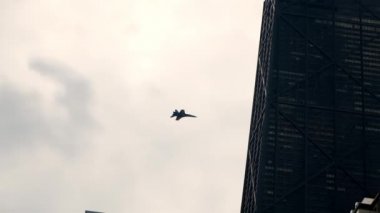 Jet Fighter şehrin üzerinde uçuyor, Hava Kuvvetleri Ordusu. Yavaş çekim görüntüleri