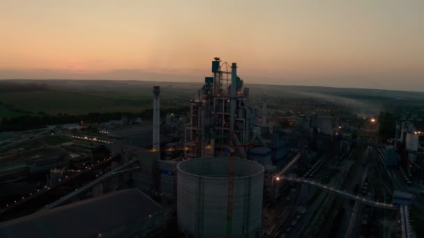 Impianto di cemento ad alta struttura industriale in zona di produzione industriale al tramonto. Filmato aereo drone 4k — Video Stock