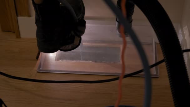 Närbild. Home Duct Cleaning Services, ventilation renare man på jobbet med verktyg på golvet. Slow motion-film — Stockvideo