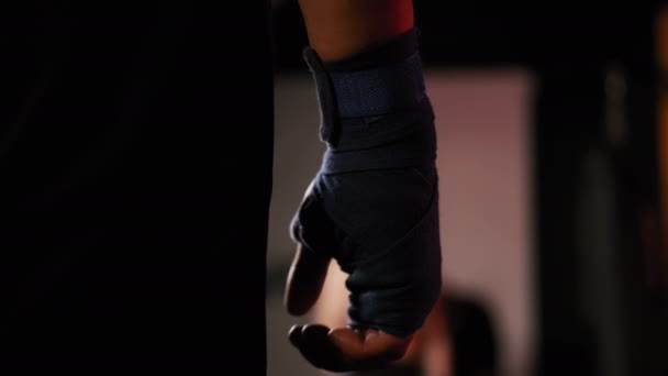 Людина-винищувач стиснув кулаки в боксерський кран перед тренуванням і перед битвою крупним планом — стокове відео