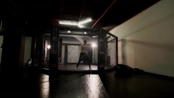 Mma fighter man si allena con kickboxing in palestra. Ampia vista — Video Stock