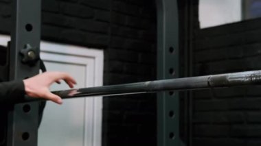 Dövüş öncesi ellerini boks kasetine saran boksör.