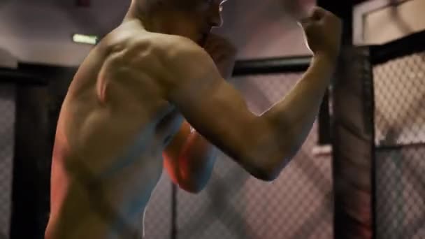 Mma fighter man trenuje kickboxing na siłowni. Zamknij się. — Wideo stockowe