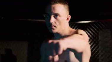 Spor salonunda boks yapan boksörlerin antremanlarının ön görüntüsü. Kapat.