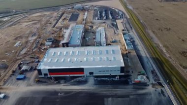 Bölgede, Yeni Yapılanma Geliştirme Alanının Havadan Görünümü Depoları Projeleri ve Ağır Makineler ve İnşaat İşçileri çalışıyor. Geniş görünüm