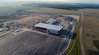 Yeni Yapı Geliştirme Alanı Projeleri ve Ağır Makineler ve İnşaat İşçileri üzerinde çalışan hava aracı görüntüsü. Geniş görünüm