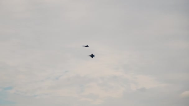 Dwa myśliwce odrzutowe przelatują obok, Wojskowa Armia Samolotu nad miastem. Nagranie z wolnego ruchu — Wideo stockowe