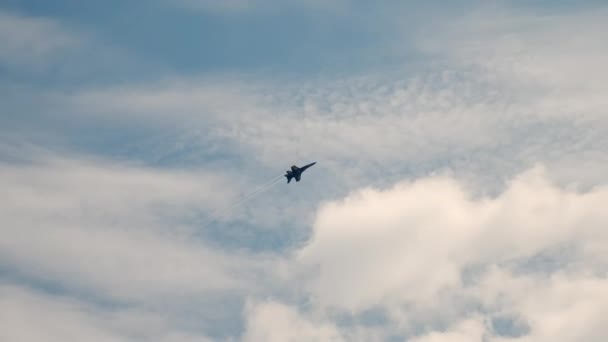 जेट लड़ाकू शहर पर हवाई जहाज सैन्य बल सेना द्वारा उड़ान भरें। धीमी गति फुटेज — स्टॉक वीडियो