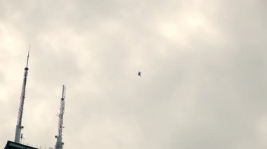 İki Jet Fighter uçuşu, Uçak Askeri Kuvvetleri şehrin üzerinde. Yavaş çekim görünümü