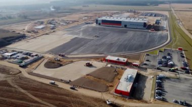 Bölgede Yeni Yapılanma Geliştirme Alanı Depoları Projeleri ve Ağır Makineler ve İnşaat İşçileri 'nin insansız hava aracı görüntüleri var. Geniş görünüm