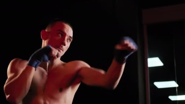 Hombre de combate MMA entrena con kickboxing en el gimnasio. Imágenes en cámara lenta — Vídeos de Stock
