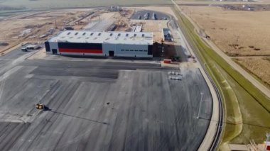 Bölgede Yeni İnşaat Geliştirme Alanı Depoları Projeleri ve Ağır Makineler ve İnşaat İşçileri çalışıyor. Drone görünümü