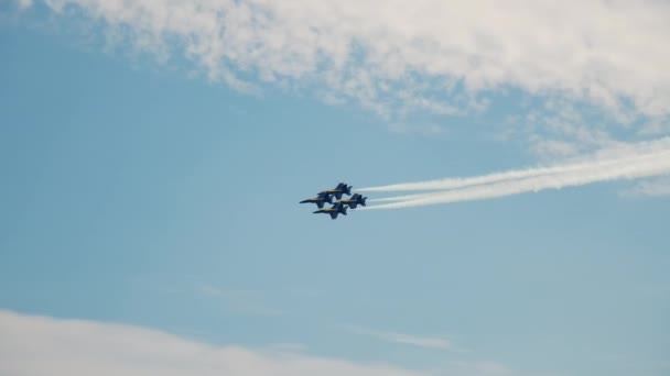 Zwei Kampfjets fliegen vorbei, ein Militärflugzeug über der Stadt. Zeitlupenschuss — Stockvideo
