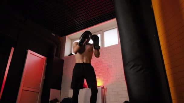 Zawodnik MMA trenuje kickboxing na siłowni. Nagranie z wolnego ruchu — Wideo stockowe