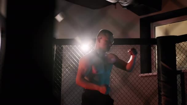 Homem lutador MMA treina com kickboxing no ginásio. Vista de perto. Filmagem em câmara lenta — Vídeo de Stock