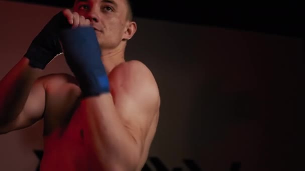 MMA 선수가 헬스 장에서 킥복싱을 연습하고 있어요. 느린 모션 샷 — 비디오