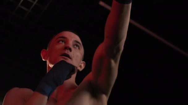 Az MMA harcosa kickboxolással edz az edzőteremben. Lassított felvétel — Stock videók