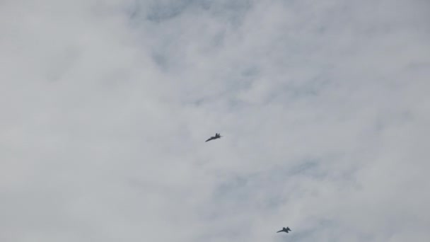 Kampfjets der Armee fliegen vorbei, Militärflugzeuge über der Stadt. Zeitlupe — Stockvideo