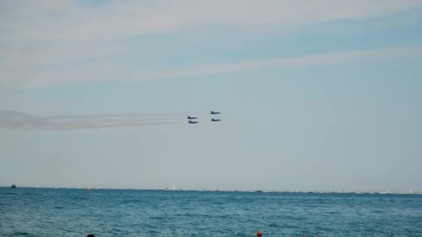 4 Düsenjäger fliegen vorbei, Air Plane Military Force Army über den See. Zeitlupenaufnahmen — Stockvideo